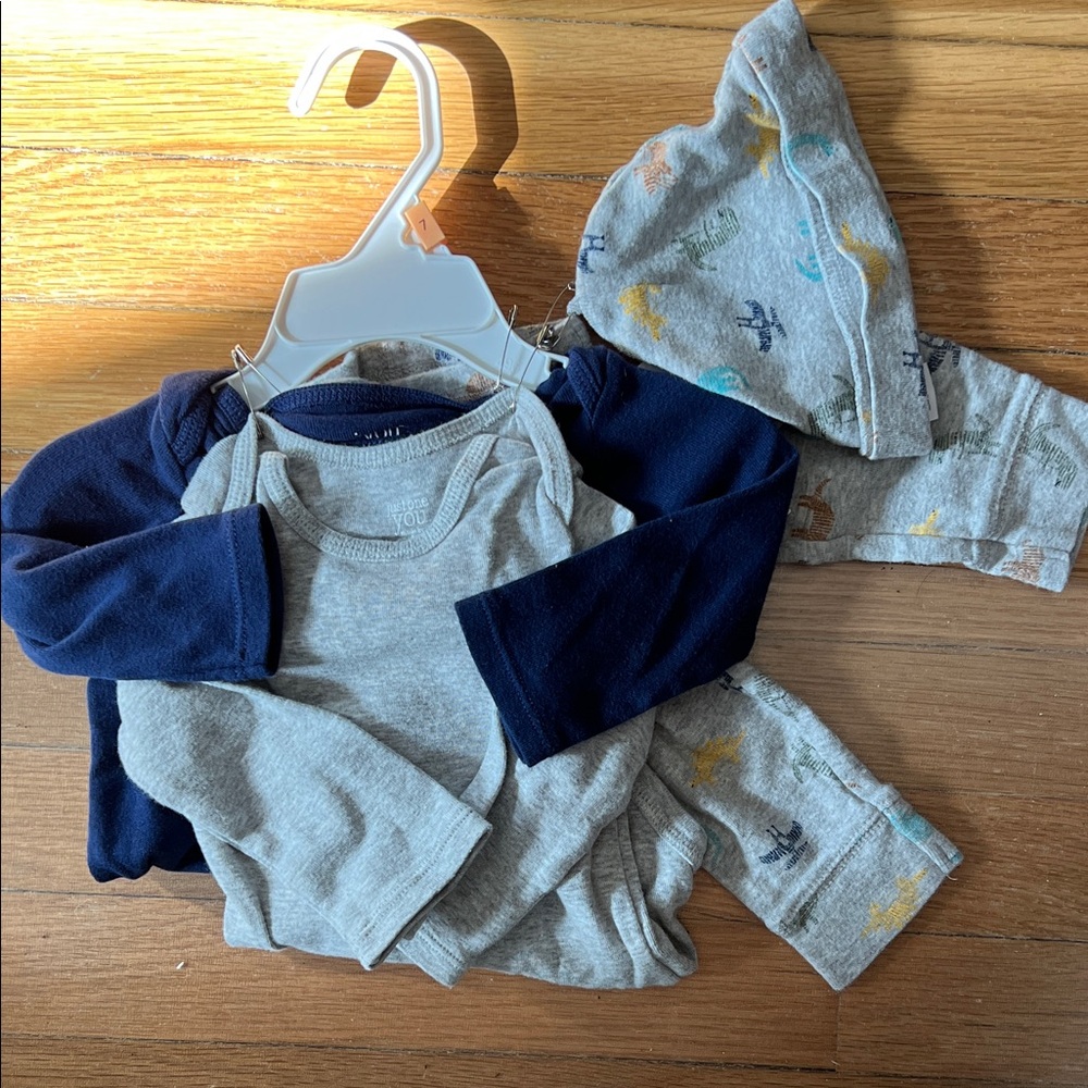 Great condition Carters 4 pc set: 2 long sleeve onesies, pants and hat, size 6M